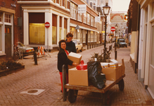 863239 Afbeelding van de verhuizing van de inventaris van Buurtwinkel Wijk C op de Willemstraat 27-29 naar het nieuwe ...